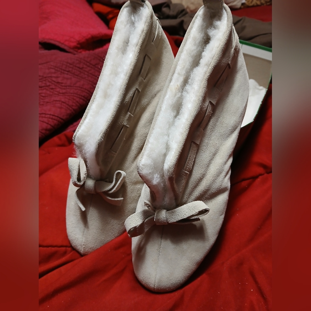 Cream Slippers with Soft Suede Material and Decorative Bow Vintage Daniel Green